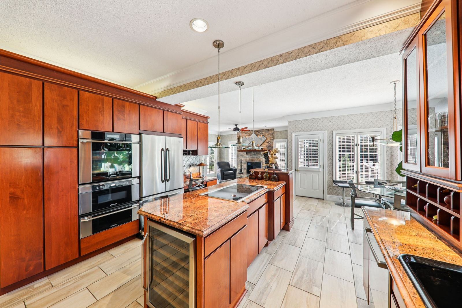 Show photo 6: Belleville Modern Farmhouse