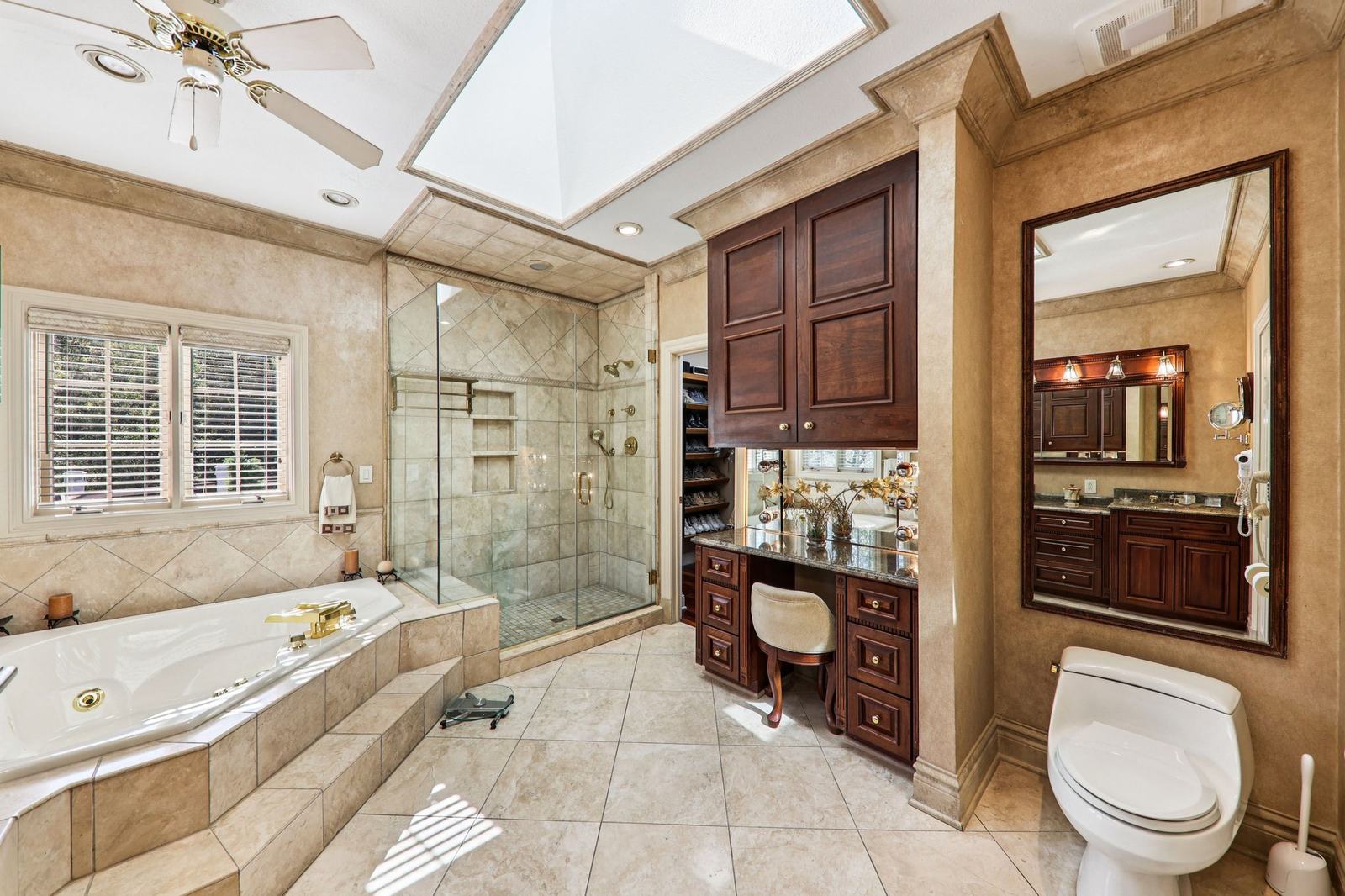 Show photo 10: Belleville Modern Farmhouse