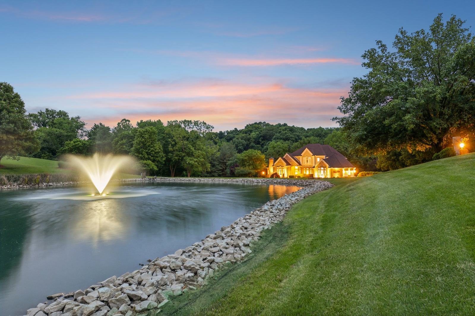 Show photo 3: Belleville Modern Farmhouse