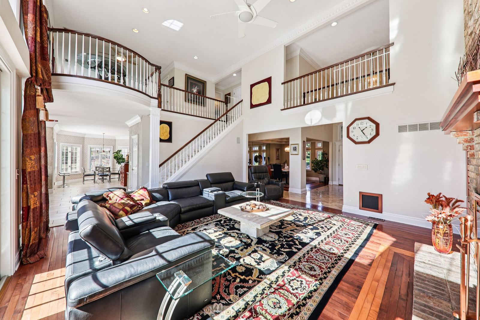 Show photo 5: Belleville Modern Farmhouse